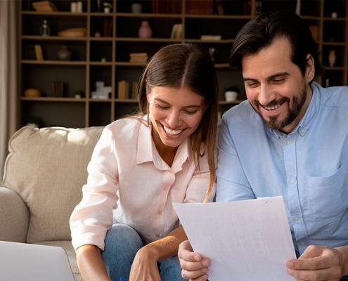 Pareja complementando renta