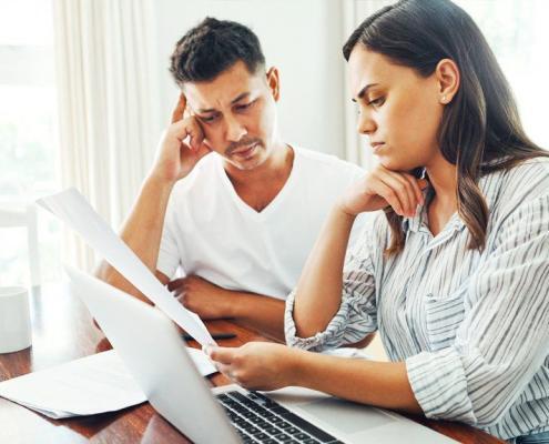 Pareja postulando a subsidio habitacional