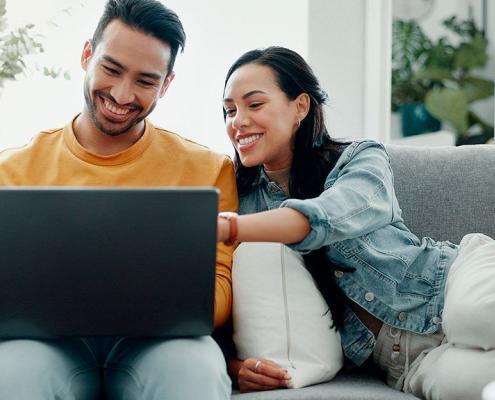 Pareja simulando crédito hipotecario